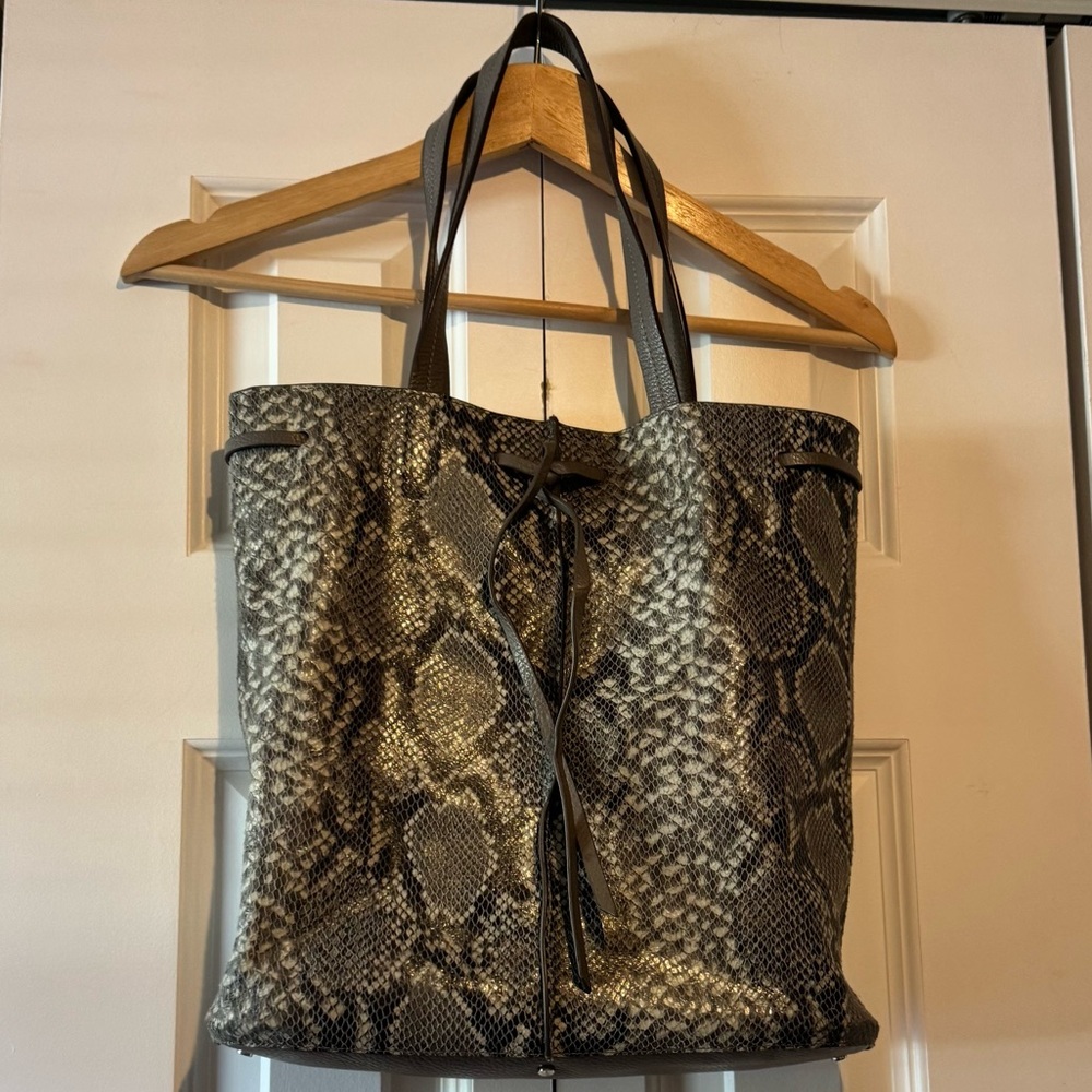 Banana Republic Portfolio Smart
Drawstring Cow Leather Tote